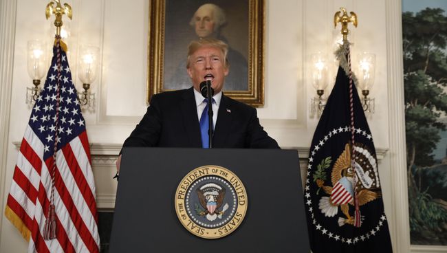 Президент США Дональд Трамп говорит об Иране в Дипломатической комнате Белого дома в Вашингтоне, США. 13 октября 2017 Президент США Дональд Трамп говорит об Иране в Дипломатической комнате Белого дома в Вашингтоне, США. 13 октября 2017