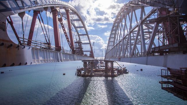 Завершение работ по установке автодорожной арки Крымского моста. Архивное фото Завершение работ по установке автодорожной арки Крымского моста. Архивное фото