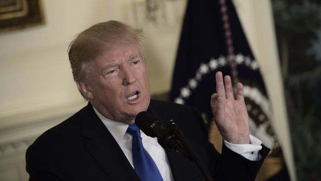 Президент США Дональд Трамп говорит об Иране в Дипломатической комнате Белого дома в Вашингтоне, США. 13 октября 2017 Президент США Дональд Трамп говорит об Иране в Дипломатической комнате Белого дома в Вашингтоне, США. 13 октября 2017