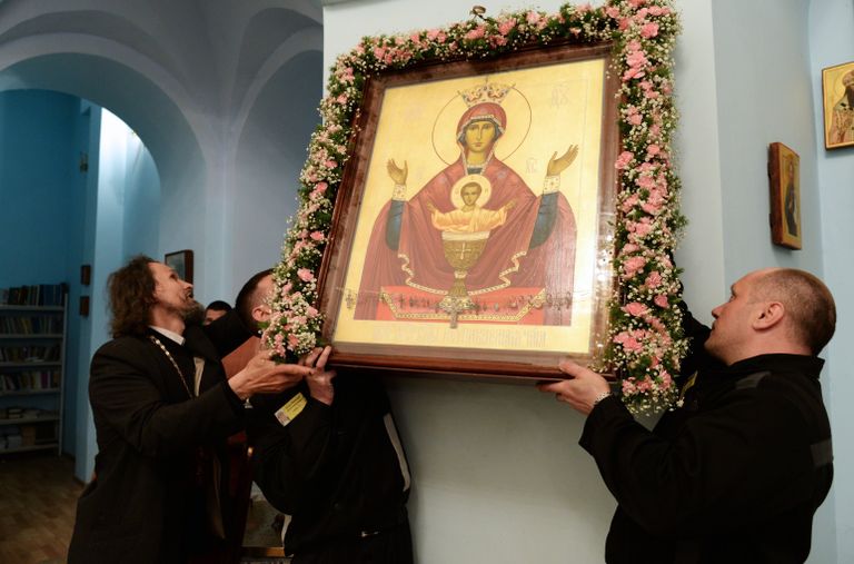 Священнослужитель и заключенные устанавливают икону в храме Покрова Пресвятой Богородицы в Бутырском тюремном замке Священнослужитель и заключенные устанавливают икону в храме Покрова Пресвятой Богородицы в Бутырском тюремном замке