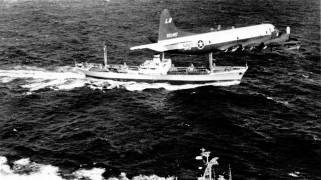 Самолет ВМС США Lockheed P-3A-20-LO Orion пролетает над советским судном Металлург Аносов в период Карибского кризис. 9 ноября 1962 года Самолет ВМС США Lockheed P-3A-20-LO Orion пролетает над советским судном Металлург Аносов в период Карибского кризис. 9 ноября 1962 года