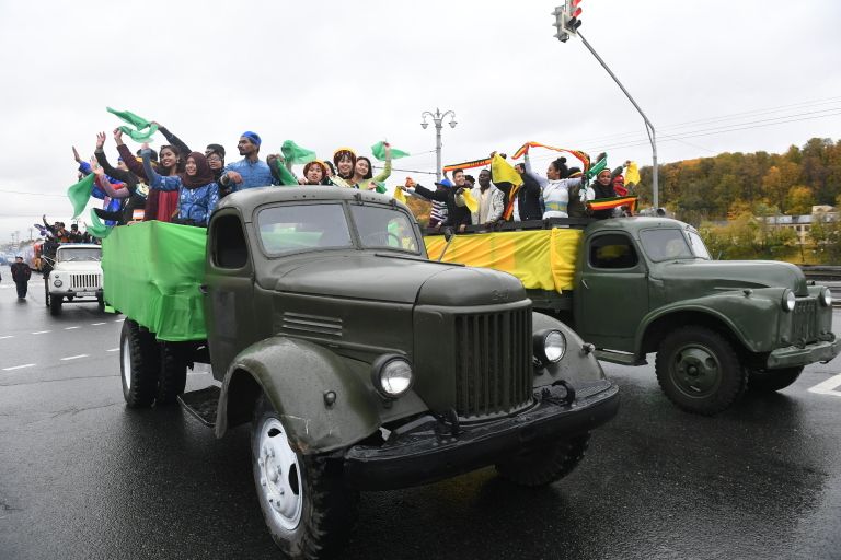 Участники карнавального шествия в Москве в рамках XIX Всемирного фестиваля молодежи и студенчества. 14 октября 2017 Участники карнавального шествия в Москве в рамках XIX Всемирного фестиваля молодежи и студенчества. 14 октября 2017