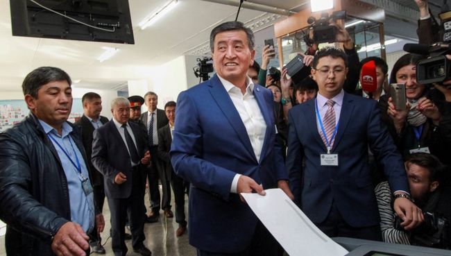 Кандидат в президенты Киргизии Сооронбай Жээнбеков голосует на избирательном участке в Бишкеке. 15 октября 2017 Кандидат в президенты Киргизии Сооронбай Жээнбеков голосует на избирательном участке в Бишкеке. 15 октября 2017