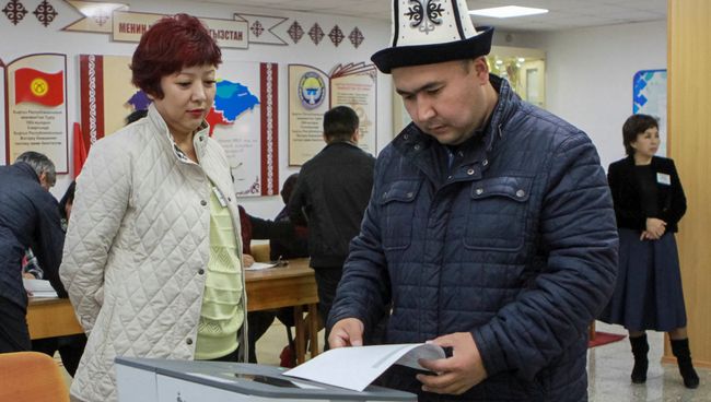 Голосование на одном из на избирательных участке в Бишкеке во время выборов президента Киргизии. 15 октября 2017 Голосование на одном из на избирательных участке в Бишкеке во время выборов президента Киргизии. 15 октября 2017