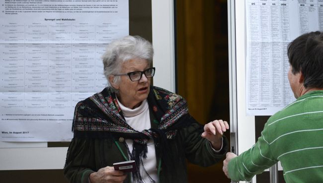 Жительницы Вены у входа на избирательный участок в день парламентских выборов в Австрии. 15 октября 2017