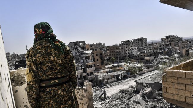 Боец Сирийских демократических сил в Ракке, Сирия. Архивное фото Боец Сирийских демократических сил в Ракке, Сирия. Архивное фото