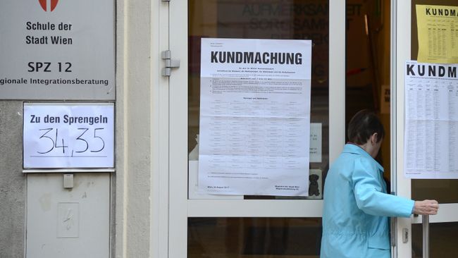 Жительница Вены у входа на избирательный участок в день парламентских выборов в Австрии. 15 октября 2017