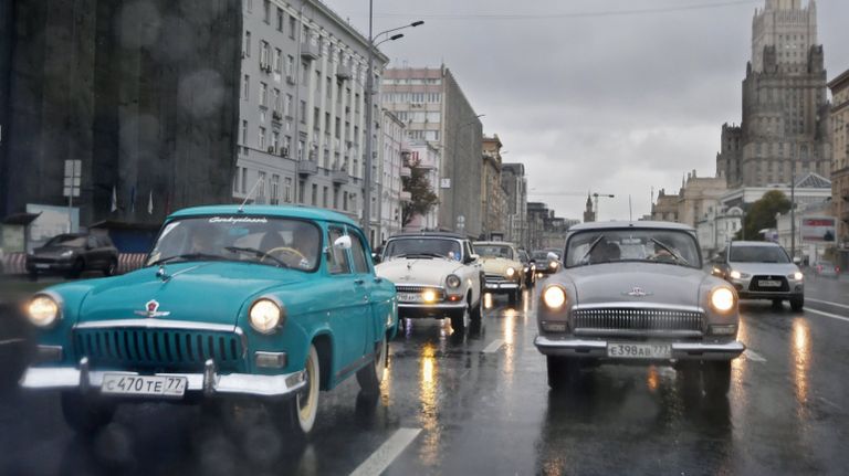 Автомобили ГАЗ-21 Волга во время пробега по улицам Москвы в рамках закрытия летнего ретросезона. 15 октября 2017 Автомобили ГАЗ-21 Волга во время пробега по улицам Москвы в рамках закрытия летнего ретросезона. 15 октября 2017