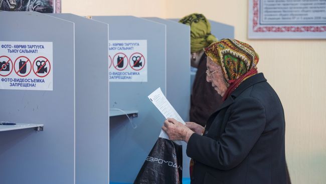 Голосование на избирательном участке в Бишкеке в ходе выборов президента Киргизии. 15 октября 2017 Голосование на избирательном участке в Бишкеке в ходе выборов президента Киргизии. 15 октября 2017