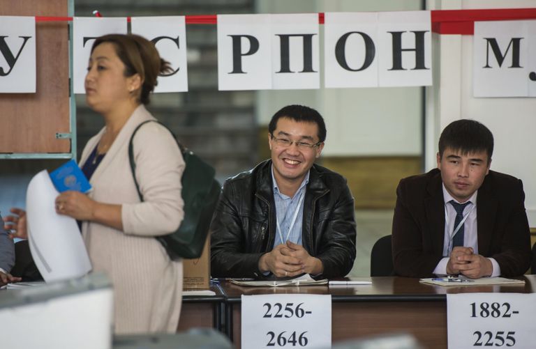 Избирательный участок в Бишкеке, где проходят выборы президента Киргизии. 15 октября 2017
