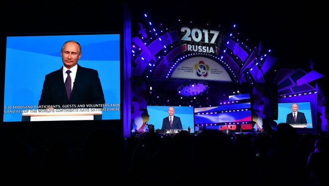 Президент РФ Владимир Путин выступает на торжественной церемонии открытия XIX Всемирного фестиваля молодежи и студентов в Сочи. 15 октября 2017 Президент РФ Владимир Путин выступает на торжественной церемонии открытия XIX Всемирного фестиваля молодежи и студентов в Сочи. 15 октября 2017