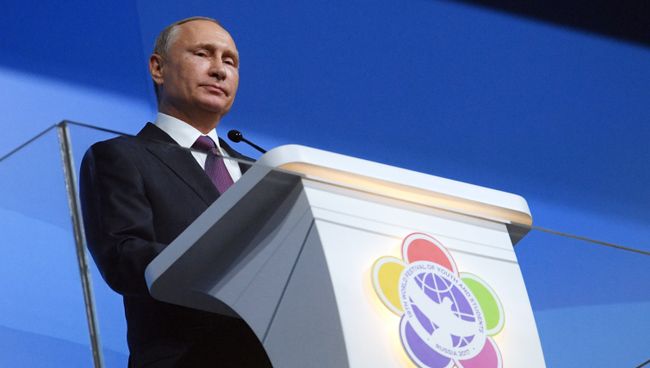 Президент РФ Владимир Путин выступает на торжественной церемонии открытия XIX Всемирного фестиваля молодежи и студентов в Сочи. 15 октября 2017