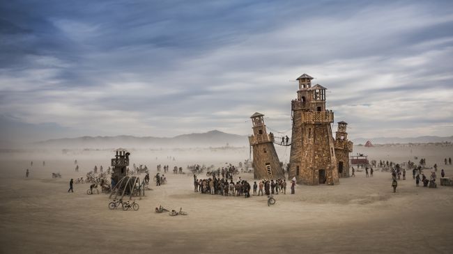 Инсталляции The Black Rock Lighthouse Service на фестивале Burning Man в Неваде, США Инсталляции The Black Rock Lighthouse Service на фестивале Burning Man в Неваде, США