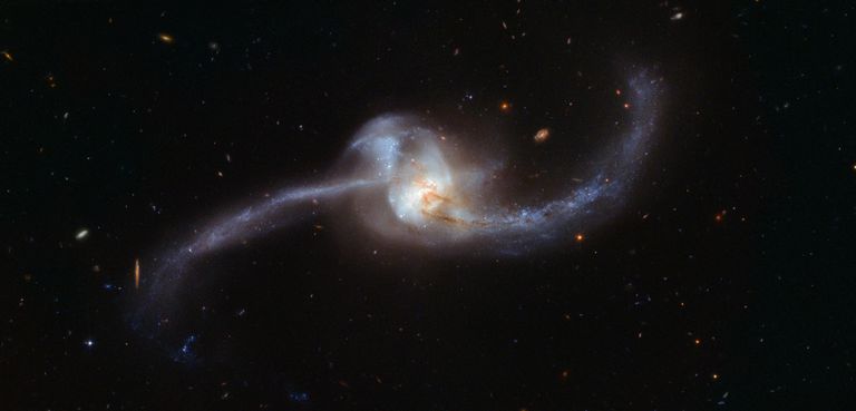 Галактика NGC 2623 в созвездии Рака Галактика NGC 2623 в созвездии Рака
