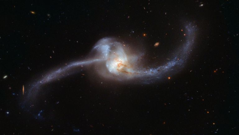Галактика NGC 2623 в созвездии Рака Галактика NGC 2623 в созвездии Рака