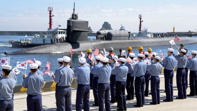 Атомная подводная лодка ВМФ США Мичиган на военно-морской базе Пусан в Южной Корее. 13 октября 2017 Атомная подводная лодка ВМФ США Мичиган на военно-морской базе Пусан в Южной Корее. 13 октября 2017