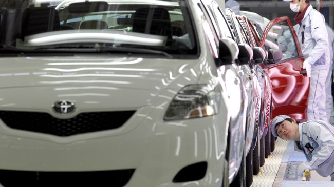 Cборочная линия на заводе компании Toyota Motor Co. Архивное фото Cборочная линия на заводе компании Toyota Motor Co. Архивное фото