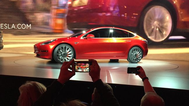 Автомобиль Tesla Motors Model 3. Архивное фото Автомобиль Tesla Motors Model 3. Архивное фото