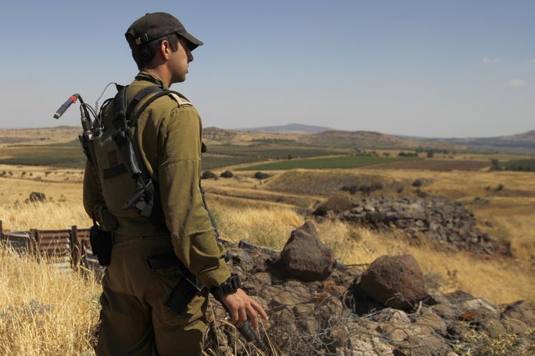 Израильский солдат возле израильско-сирийской границы Израильский солдат возле израильско-сирийской границы