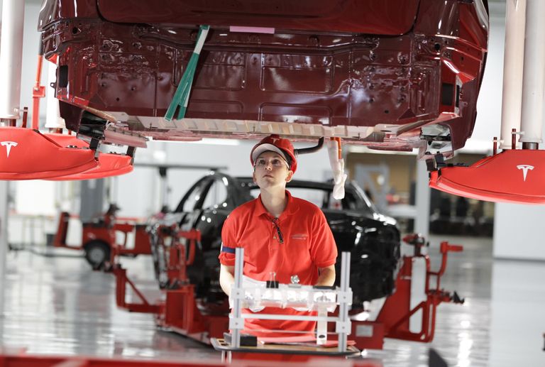 Сотрудник на заводе Tesla в Фримонте, штат Калифорния