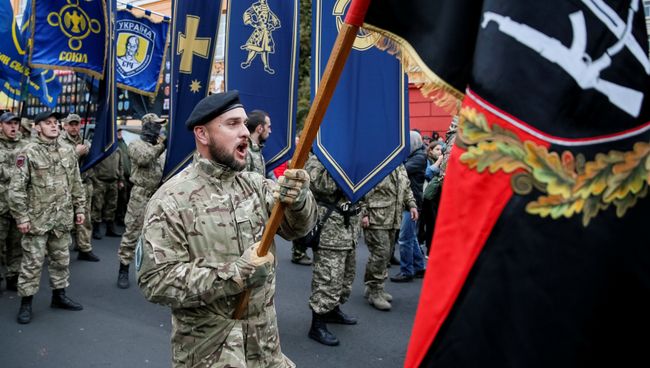 Участники националистических организаций на митинге, посвященному Дню защитника Украины, в Киеве. 14 октября 2017
