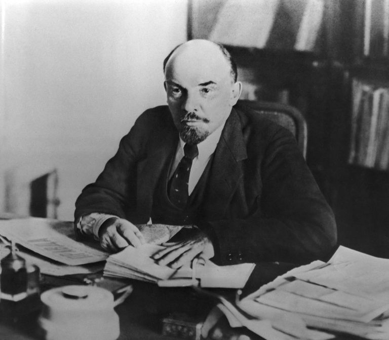 Владимир Ильич Ленин в своем кабинете в Кремле. 16 октября 1918 Владимир Ильич Ленин в своем кабинете в Кремле. 16 октября 1918
