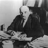 Владимир Ильич Ленин в своем кабинете в Кремле. 16 октября 1918 Владимир Ильич Ленин в своем кабинете в Кремле. 16 октября 1918
