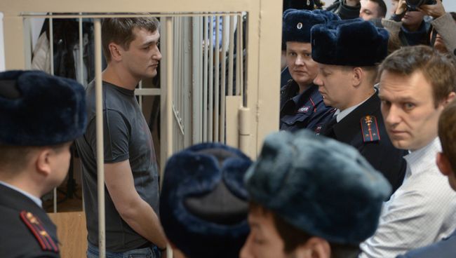 Братья Алексей и Олег Навальные, обвиняемые в хищении денег у компании Ив Роше, во время оглашения приговора в Замоскворецком суде города Москвы. Архивное фото Братья Алексей и Олег Навальные, обвиняемые в хищении денег у компании Ив Роше, во время оглашения приговора в Замоскворецком суде города Москвы. Архивное фото