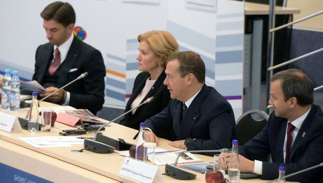 Председатель правительства РФ Дмитрий Медведев на заседании попечительского совета московской школы управления Сколково. 17 октября 2017 Председатель правительства РФ Дмитрий Медведев на заседании попечительского совета московской школы управления Сколково. 17 октября 2017