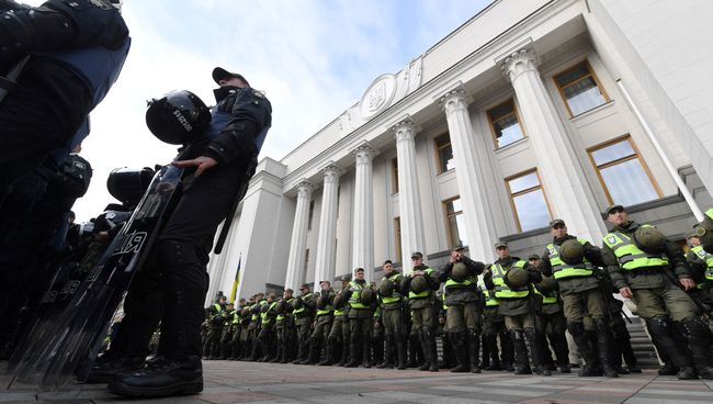 Сотрудники правоохранительных органов у здания Верховной рады. Архивное фото Сотрудники правоохранительных органов у здания Верховной рады. Архивное фото