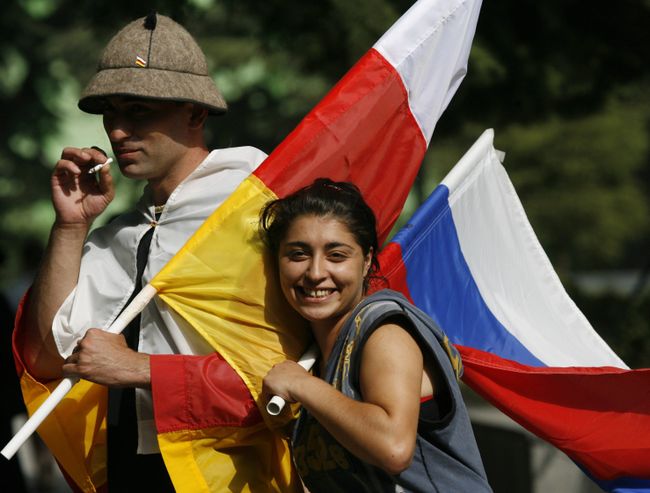 Жители Цхинвали приветствуют решение России о признании независимости Южной Осетии Жители Цхинвали приветствуют решение России о признании независимости Южной Осетии