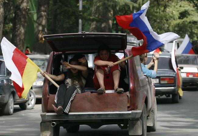 Жители Цхинвали приветствуют решение России о признании независимости Южной Осетии