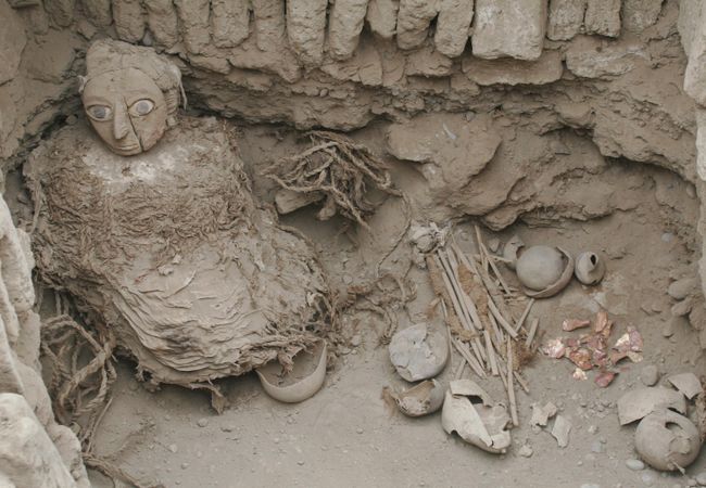 Археологи, проводившие раскопки в сердце столицы Перу, обнаружили пирамиду, с захороненными в ней тремя мумиями Археологи, проводившие раскопки в сердце столицы Перу, обнаружили пирамиду, с захороненными в ней тремя мумиями
