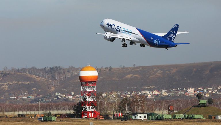 Самолет МС-21 совершает взлет в аэропорту Иркутск во время первого перелета в Жуковский Самолет МС-21 совершает взлет в аэропорту Иркутск во время первого перелета в Жуковский