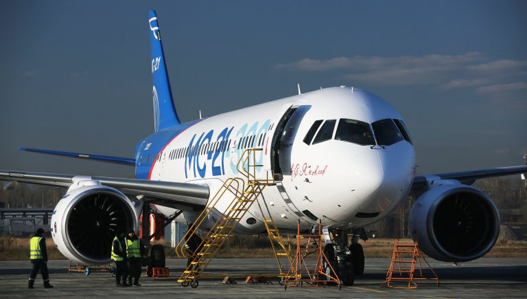 Самолет МС-21 в аэропорту Иркутск перед первым перелетом в Жуковский Самолет МС-21 в аэропорту Иркутск перед первым перелетом в Жуковский