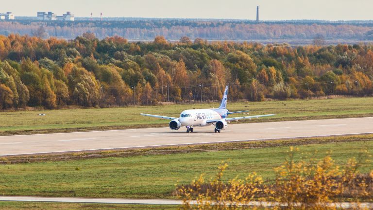 Самолет МС-21 совершает посадку в аэропорту Жуковский во время первого перелета из Иркутска Самолет МС-21 совершает посадку в аэропорту Жуковский во время первого перелета из Иркутска
