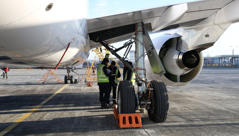 Техническое обслуживание самолета МС-21 в аэропорту Иркутск перед первым перелетом в Жуковский Техническое обслуживание самолета МС-21 в аэропорту Иркутск перед первым перелетом в Жуковский