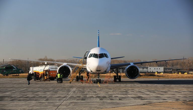 Самолет МС-21 в аэропорту Иркутск перед первым перелетом в Жуковский Самолет МС-21 в аэропорту Иркутск перед первым перелетом в Жуковский