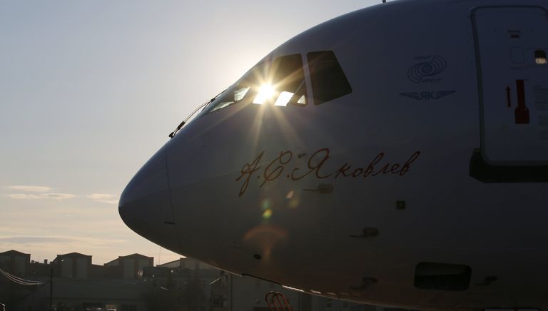 Самолет МС-21 в аэропорту Иркутск перед первым перелетом в Жуковский Самолет МС-21 в аэропорту Иркутск перед первым перелетом в Жуковский