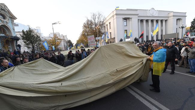 Митингующие устанавливают палатки у здания Рады Украины в Киеве Митингующие устанавливают палатки у здания Рады Украины в Киеве