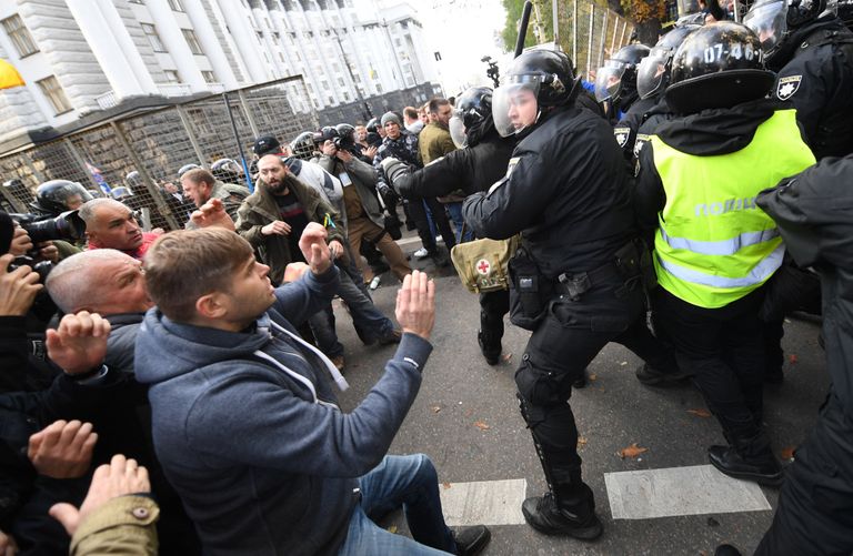 Столкновения участников акции протеста и полиции в Киеве Столкновения участников акции протеста и полиции в Киеве