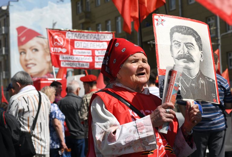 Участники первомайского шествия КПРФ в Москве