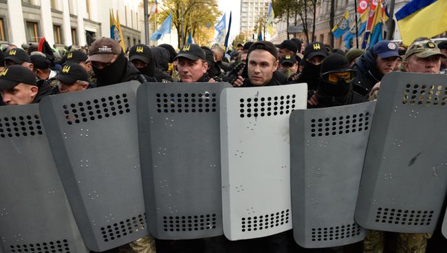 Участники акции протеста у здания Верховной рады Украины в Киеве. 17 октября 2017 Участники акции протеста у здания Верховной рады Украины в Киеве. 17 октября 2017