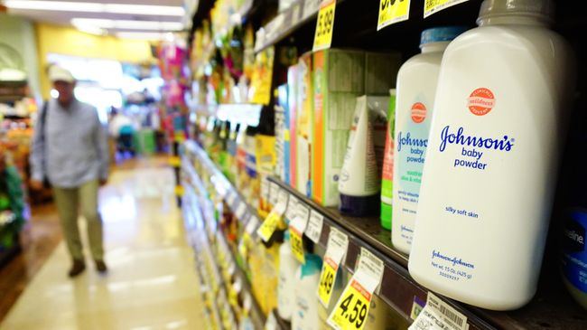 Детская присыпка Johnson & Johnson. Архивное фото Детская присыпка Johnson & Johnson. Архивное фото