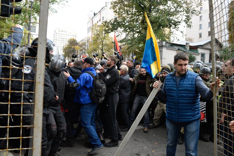 Участники акции протеста у здания Верховной рады Украины в Киеве Участники акции протеста у здания Верховной рады Украины в Киеве