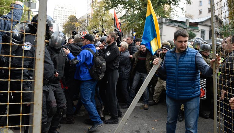 Участники акции протеста у здания Верховной рады Украины в Киеве