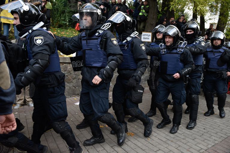 Сотрудники полиции во время акции протеста у здания Верховной рады Украины в Киеве Сотрудники полиции во время акции протеста у здания Верховной рады Украины в Киеве