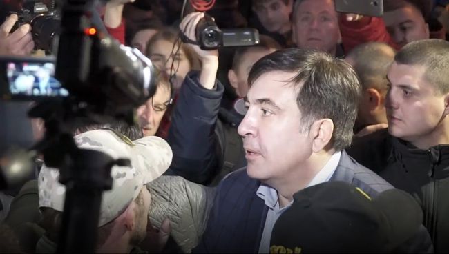 Протест в Киеве: выступление Саакашвили и палатки у здания Рады Протест в Киеве: выступление Саакашвили и палатки у здания Рады