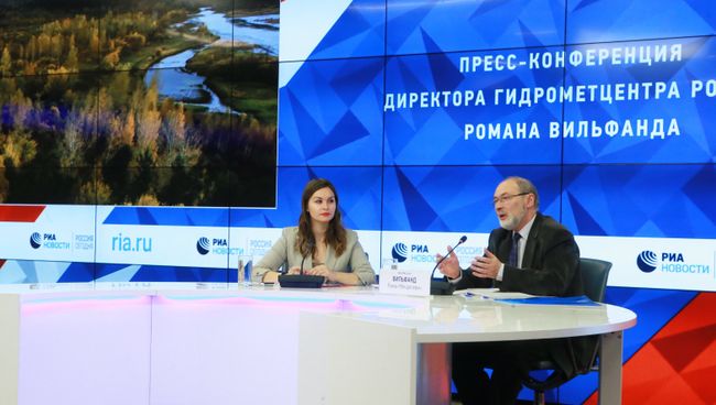Директор Гидрометцентра России Роман Вильфанд во время пресс-конференции в Международном мультимедийном пресс-центре МИА Россия сегодня. 18 октября 2017 Директор Гидрометцентра России Роман Вильфанд во время пресс-конференции в Международном мультимедийном пресс-центре МИА Россия сегодня. 18 октября 2017