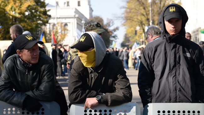 Бойцы батальона Донбасс на территории палаточного лагеря у здания Верховной рады Украины